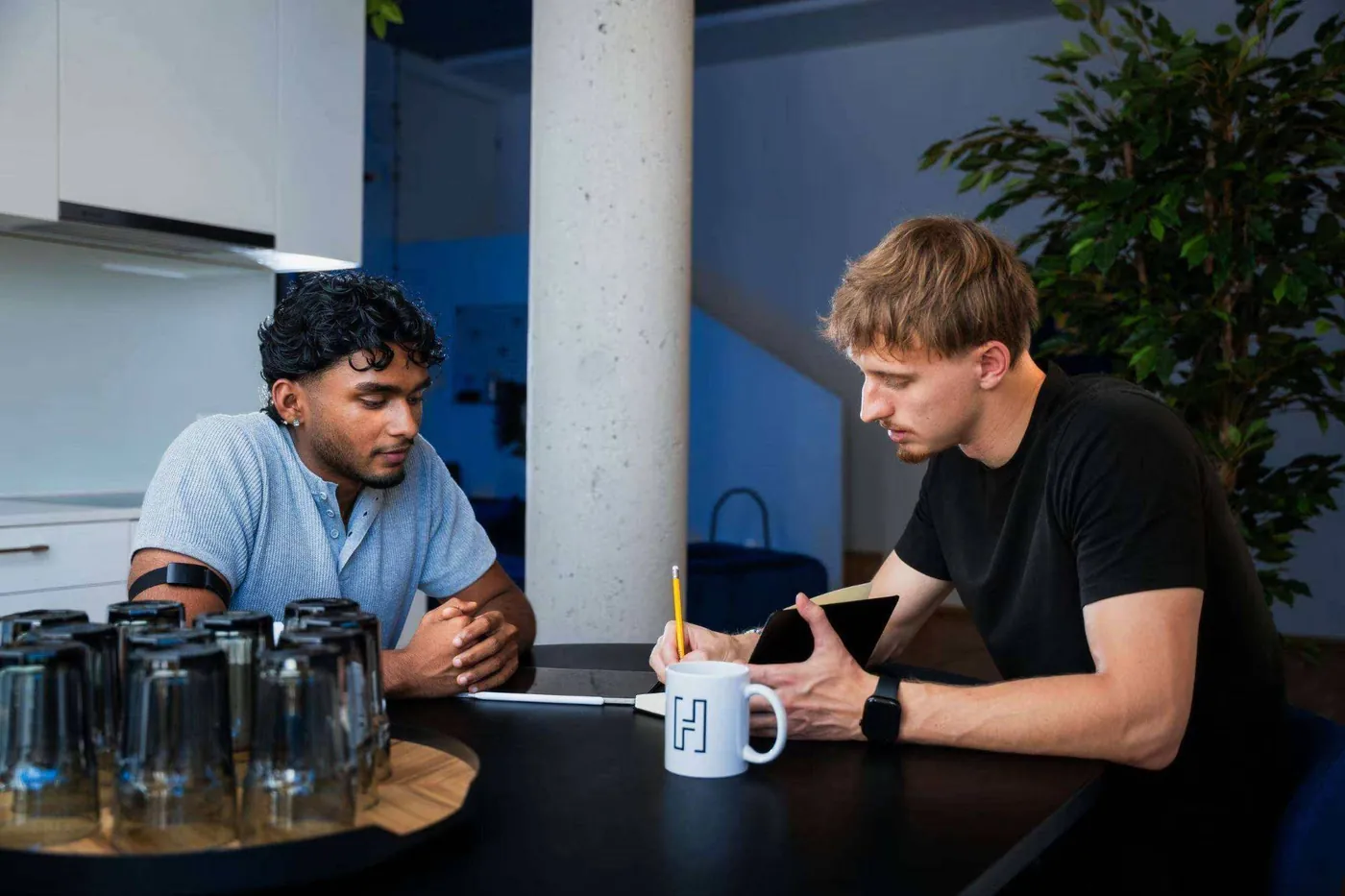 Yann Piccand und Rojith Ragavan konzipieren eine Kampagne im Büro